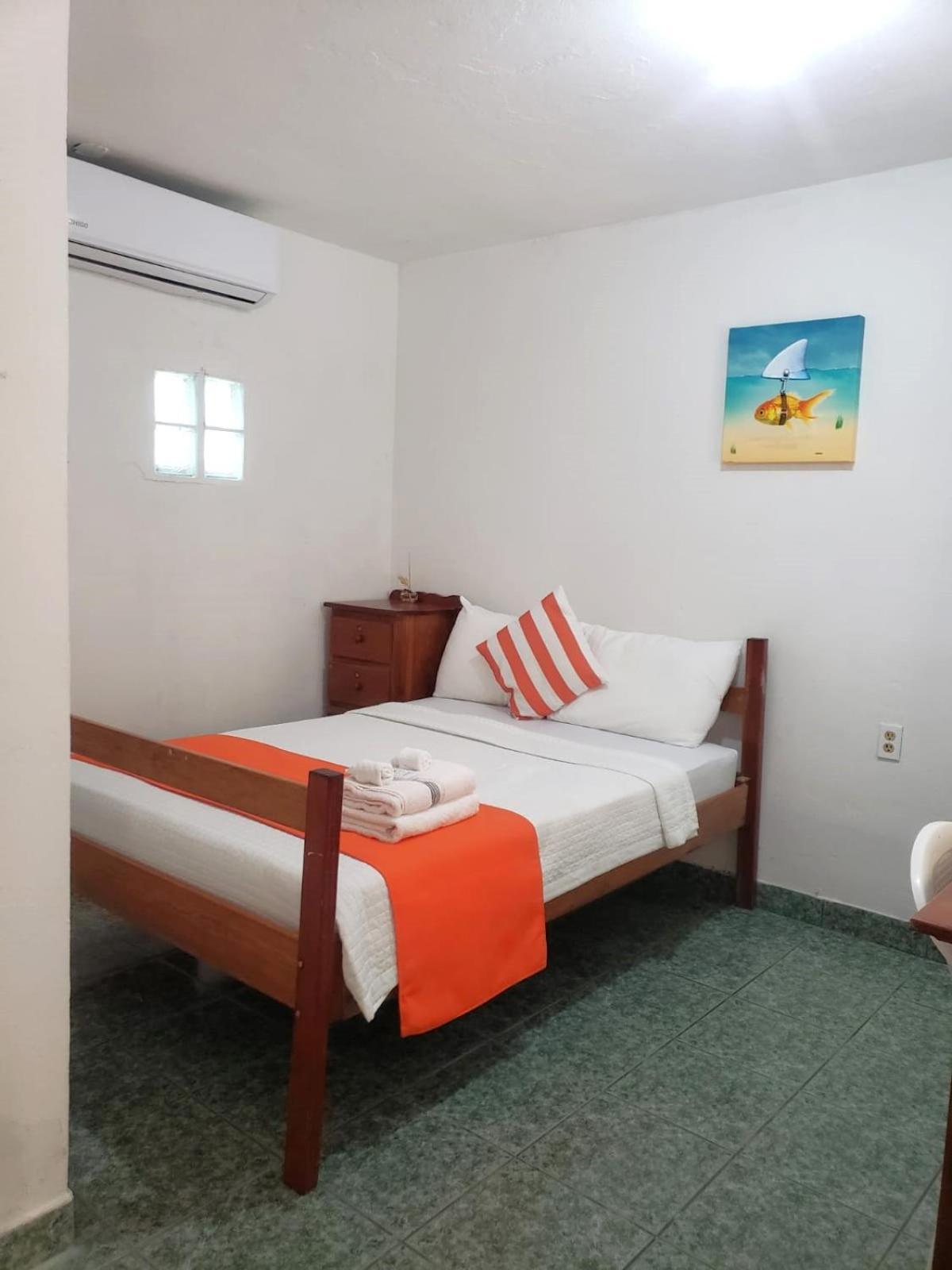 Beach Club Budget Rooms At Popeyes Кей-Колкер Экстерьер фото