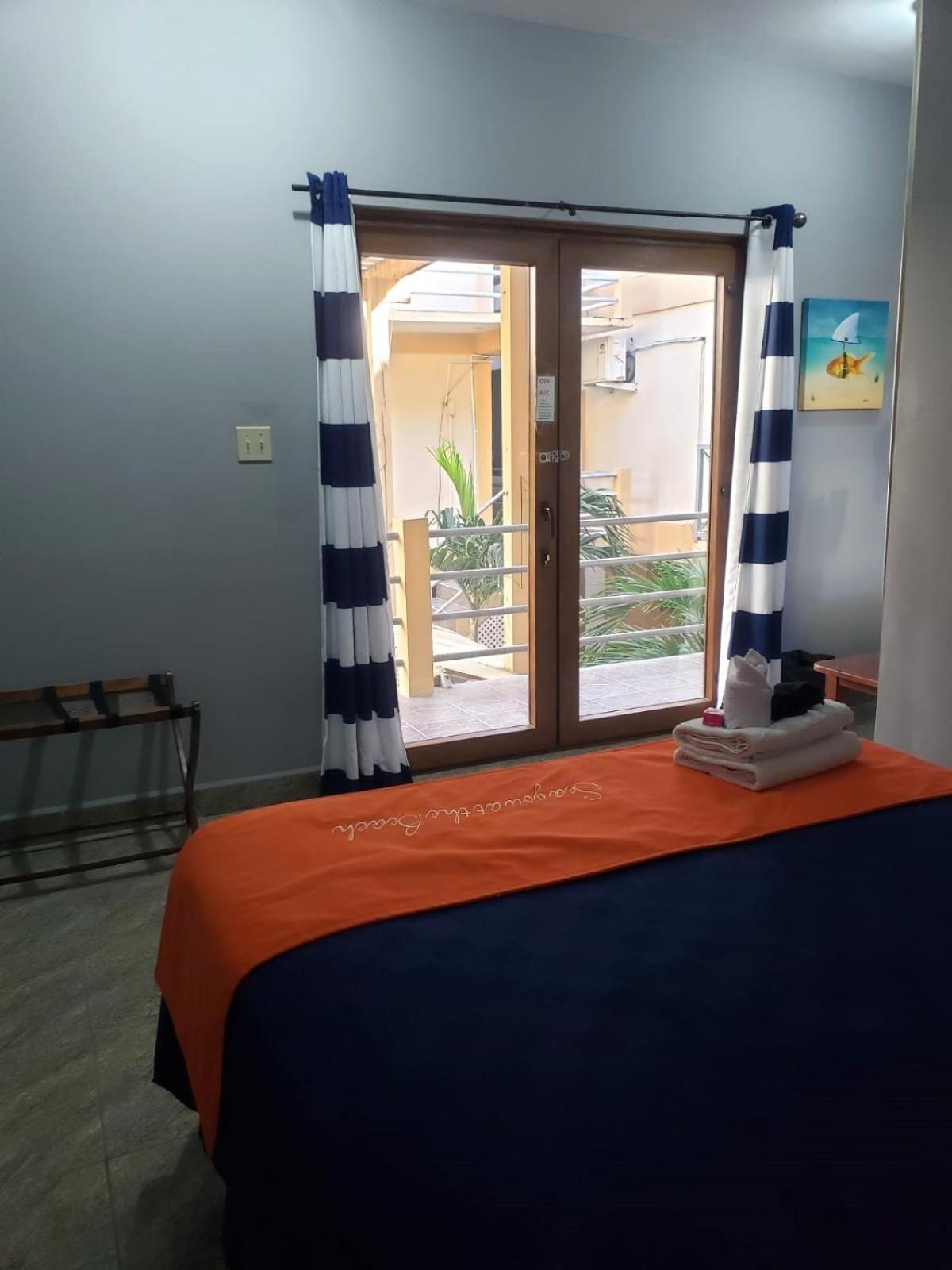 Beach Club Budget Rooms At Popeyes Кей-Колкер Экстерьер фото