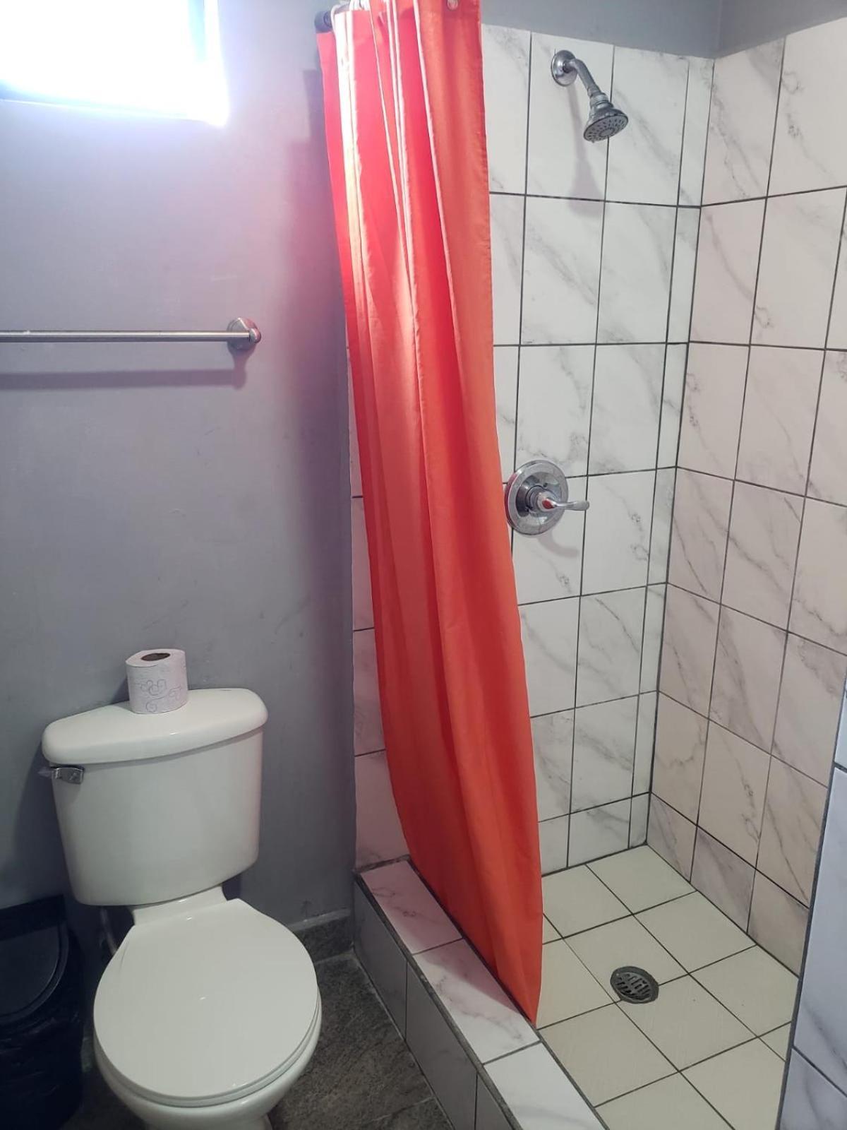 Beach Club Budget Rooms At Popeyes Кей-Колкер Экстерьер фото