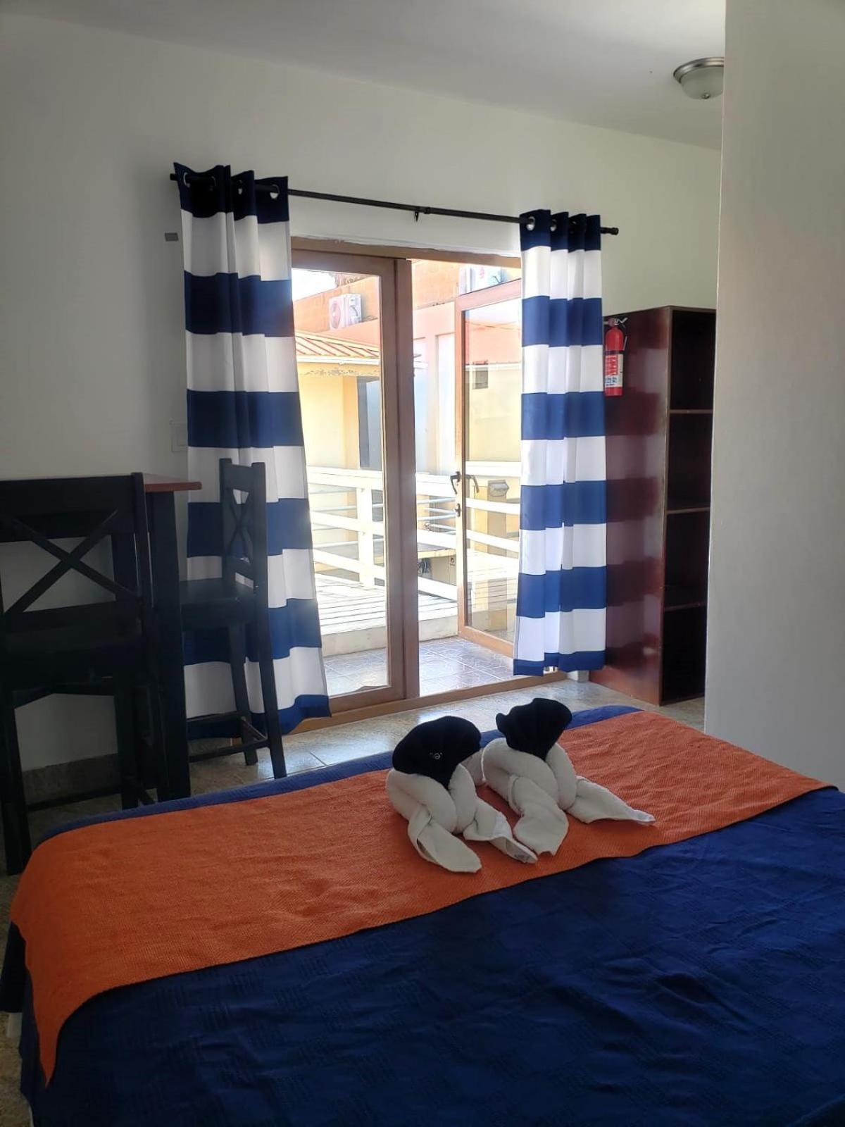 Beach Club Budget Rooms At Popeyes Кей-Колкер Экстерьер фото