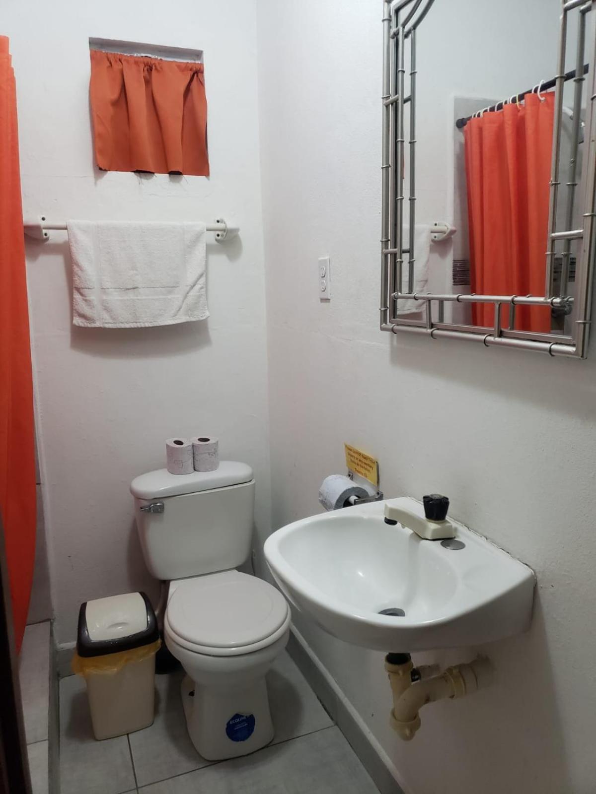 Beach Club Budget Rooms At Popeyes Кей-Колкер Экстерьер фото