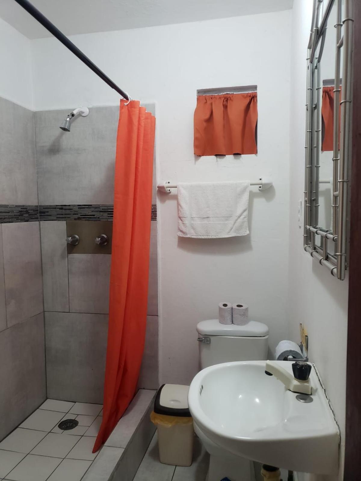 Beach Club Budget Rooms At Popeyes Кей-Колкер Экстерьер фото