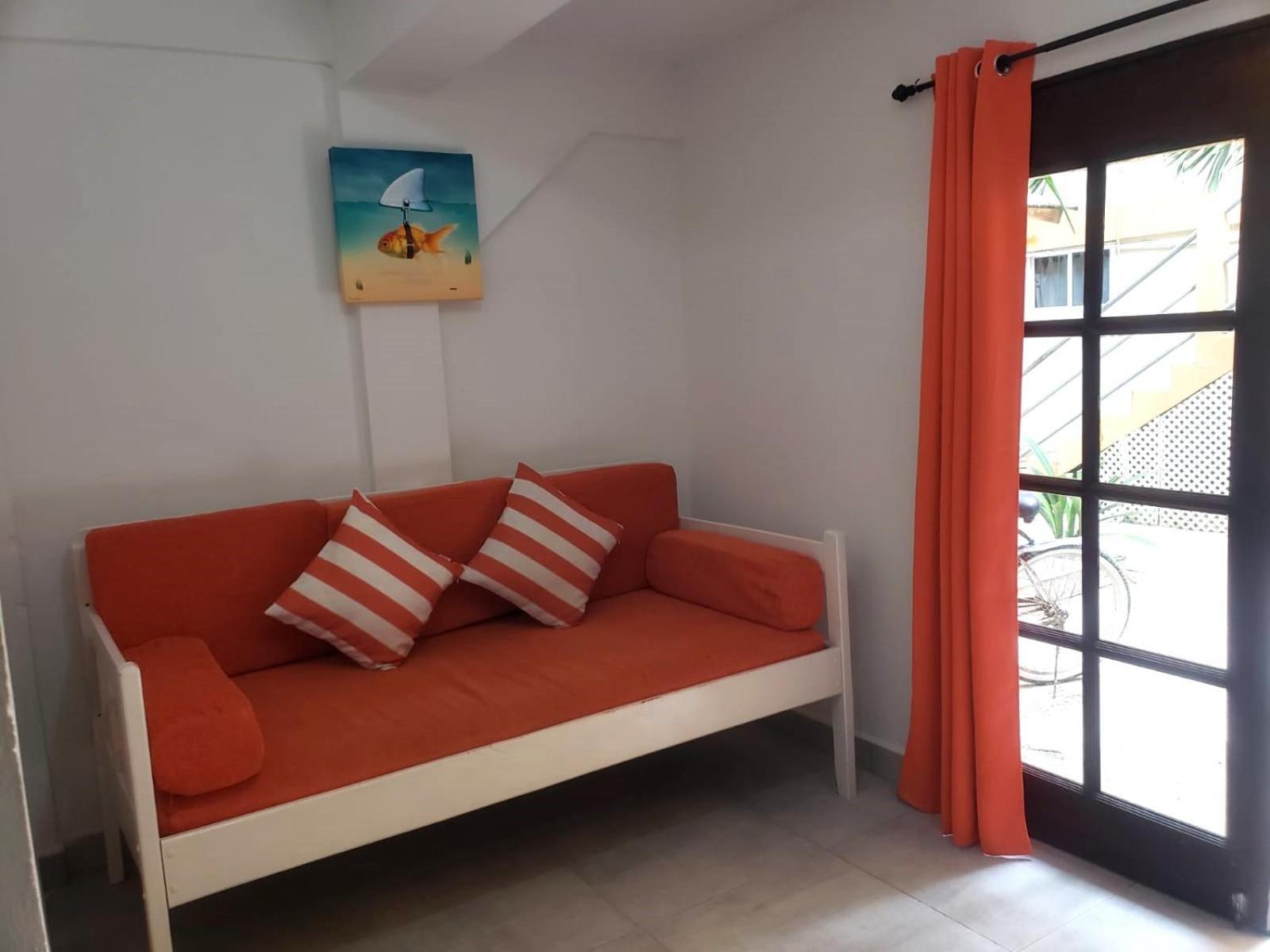 Beach Club Budget Rooms At Popeyes Кей-Колкер Экстерьер фото